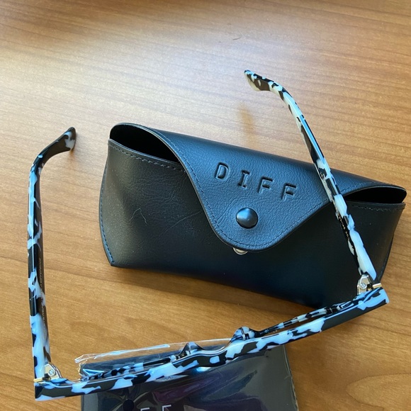 Brand New!!  Diff black and white pattern sunglasses - Picture 2 of 2